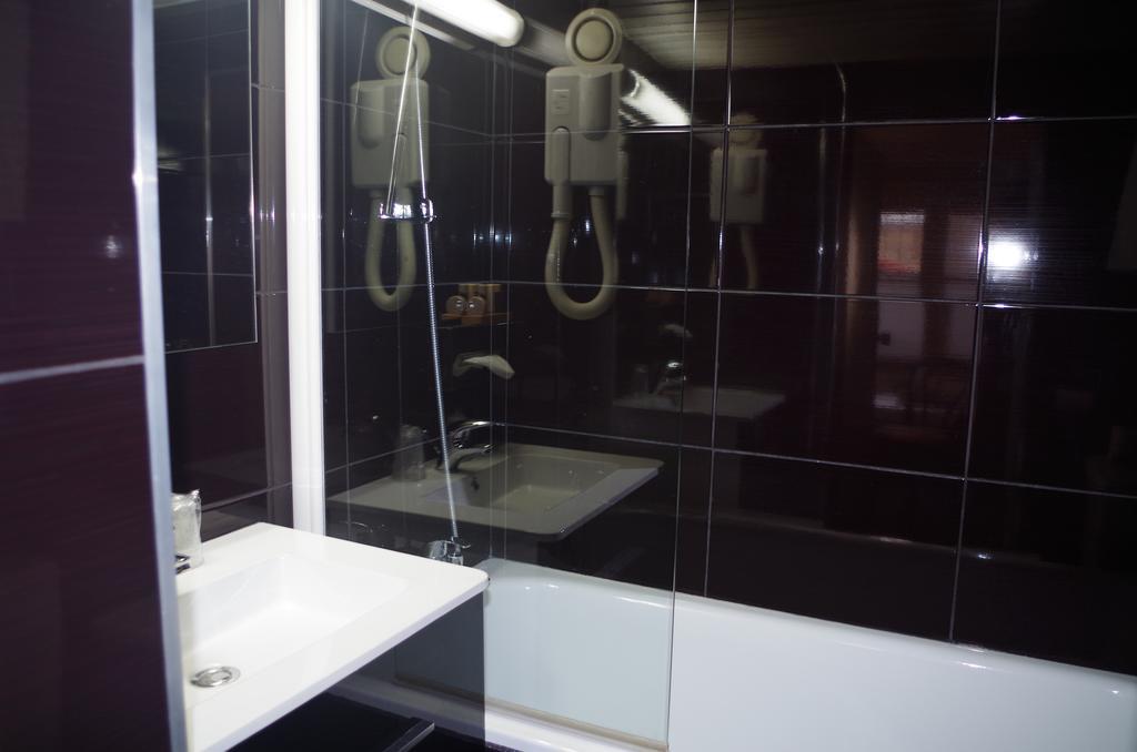 Hotel Du Leman Париж Екстериор снимка
